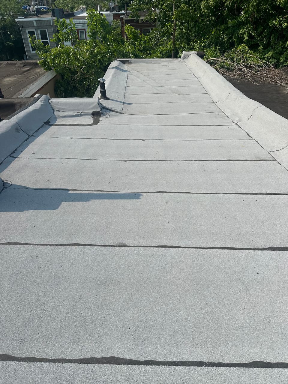 A white coated flat roof with a clean parapet